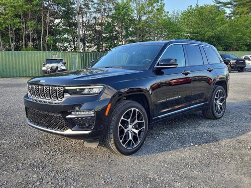 Diamond Black Crystal Pearlcoat 2025 Jeep Grand Cherokee Summit