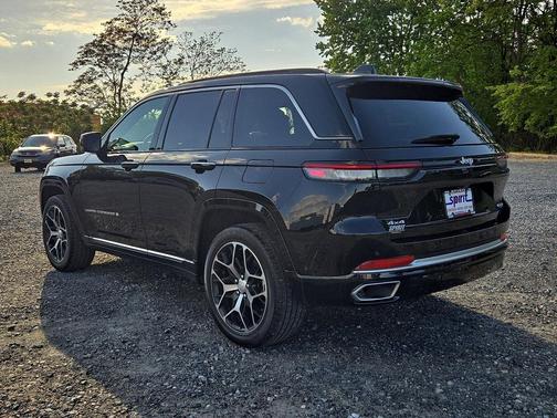 Diamond Black Crystal Pearlcoat 2025 Jeep Grand Cherokee Summit