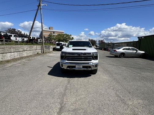 Iridescent Pearl Tricoat 2024 Chevrolet Silverado 3500 LTZ