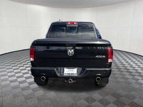 Brilliant Black Crystal Pearlcoat 2017 RAM 1500 Sport