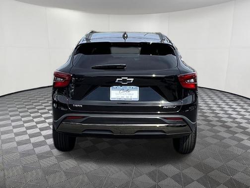 Mosaic Black Metallic 2026 Chevrolet Trax FWD ACTIV