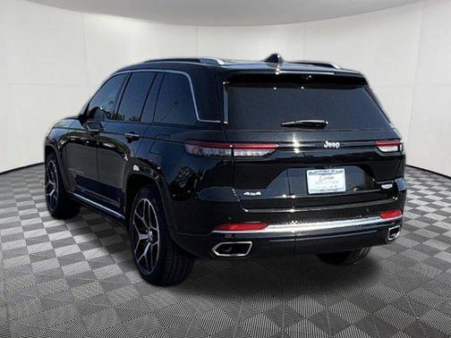 Diamond Black Crystal Pearlcoat 2023 Jeep Grand Cherokee Summit