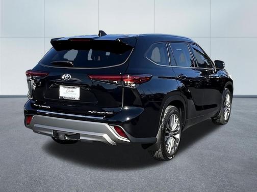Midnight Black Metallic 2022 Toyota Highlander Platinum