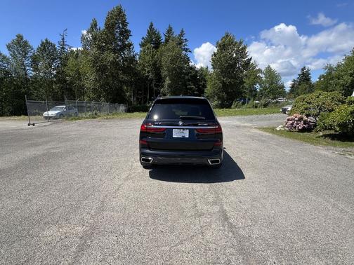 Black Sapphire Metallic 2022 BMW X7 xDrive40i
