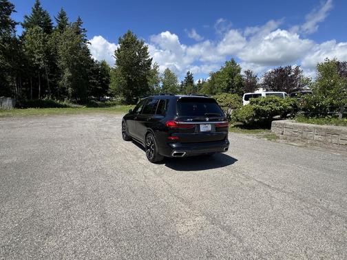 Black Sapphire Metallic 2022 BMW X7 xDrive40i