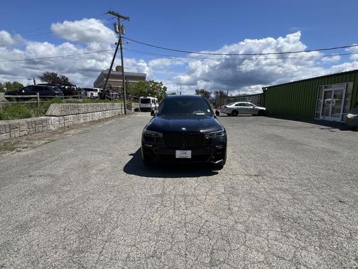 Black Sapphire Metallic 2022 BMW X7 xDrive40i