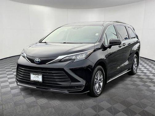 2024 Toyota Sienna LE