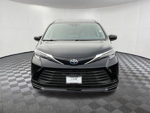 2024 Toyota Sienna LE