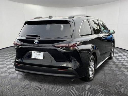 2024 Toyota Sienna LE