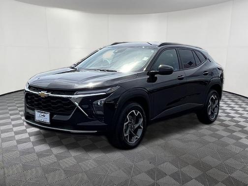 Mosaic Black Metallic 2025 Chevrolet Trax LT