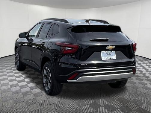 Mosaic Black Metallic 2025 Chevrolet Trax LT