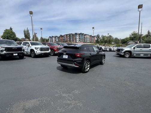 Mosaic Black Metallic 2025 Chevrolet Trax LT