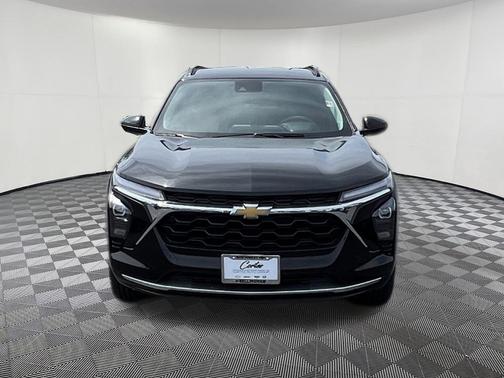 Mosaic Black Metallic 2025 Chevrolet Trax LT