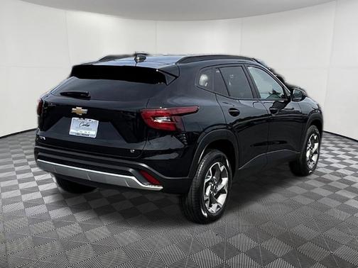 Mosaic Black Metallic 2025 Chevrolet Trax LT