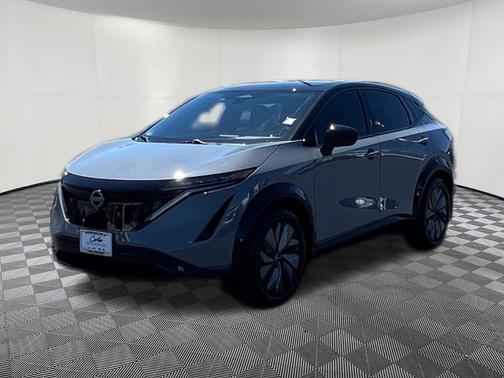 Boulder Gray Pearl/Black Diamond Pearl 2024 Nissan ARIYA EVOLVE+