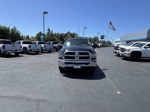 Brilliant Black Crystal Pearlcoat 2018 RAM 2500 Tradesman Crew Cab 4x4 6'4' Box