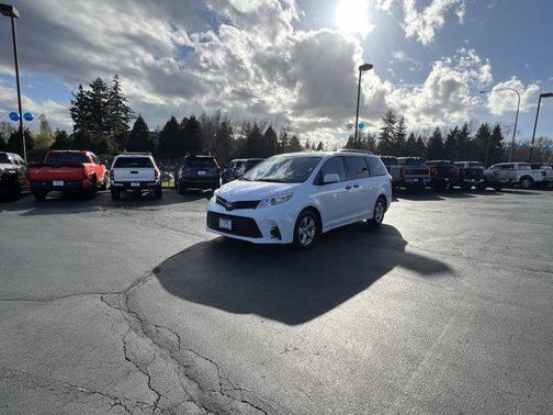 2020 Toyota Sienna SE
