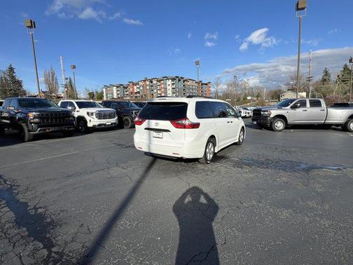 2020 Toyota Sienna SE