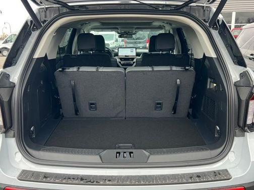Space White Metallic 2026 Ford Explorer Active