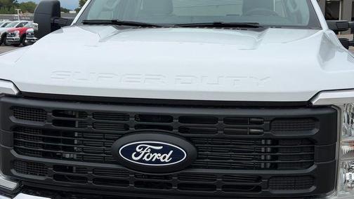 Oxford White 2027 Ford F-350 XL