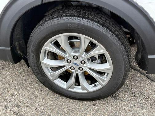 White Metallic 2023 Ford Explorer Limited