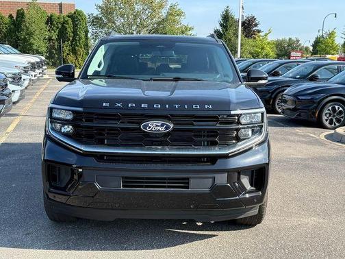 Agate Black Metallic 2027 Ford Expedition Platinum