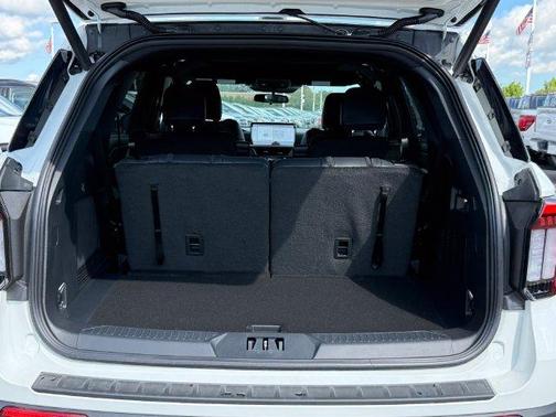 Star White 2027 Ford Explorer ST-Line