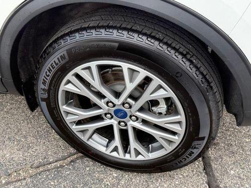 Star White 2022 Ford Escape SEL