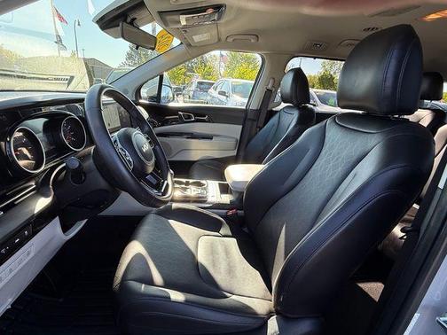 Ceramic Silver 2024 Kia Carnival EX