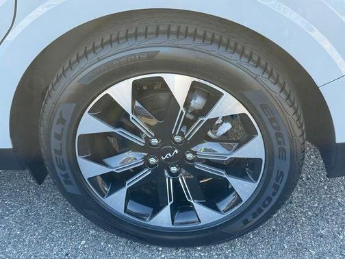 Ceramic Silver 2024 Kia Carnival EX