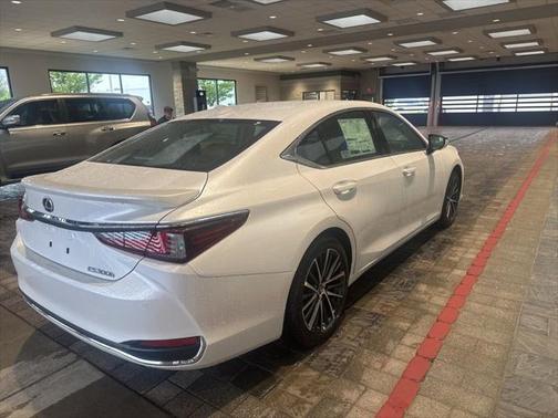2025 Lexus ES 300h Base