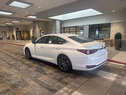 2025 Lexus ES 300h Base