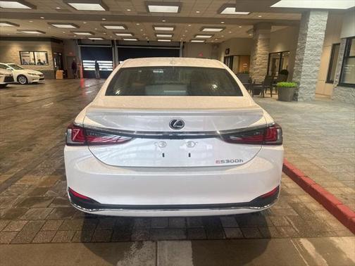 2025 Lexus ES 300h Base