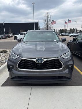 Magnetic Gray Metallic 2023 Toyota Highlander Hybrid Limited