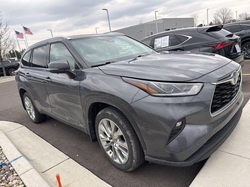 Magnetic Gray Metallic 2023 Toyota Highlander Hybrid Limited