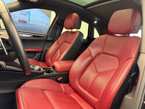 Volcano Grey Metallic 2022 Porsche Macan Macan