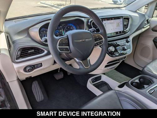 Brilliant Black Crystal Pearlcoat 2023 Chrysler Pacifica Touring L