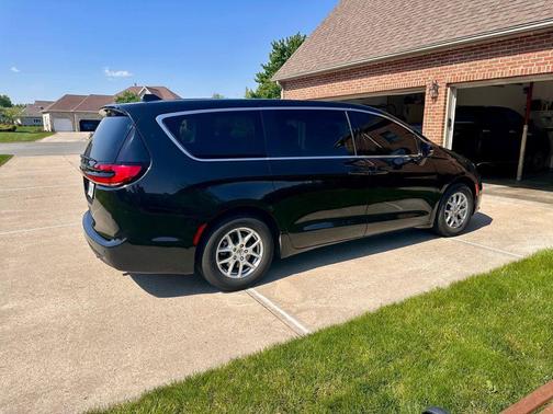 Brilliant Black Crystal Pearlcoat 2023 Chrysler Pacifica Touring L