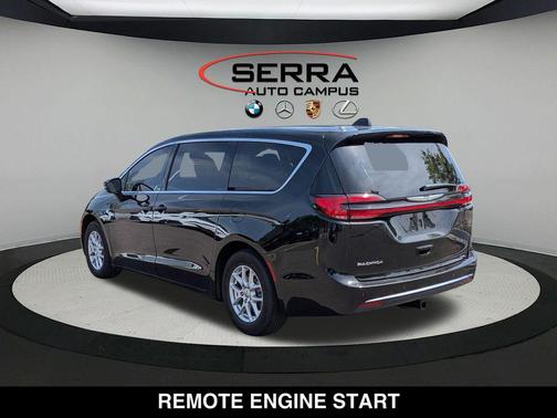 Brilliant Black Crystal Pearlcoat 2023 Chrysler Pacifica Touring L