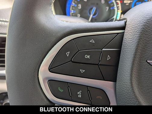 Brilliant Black Crystal Pearlcoat 2023 Chrysler Pacifica Touring L