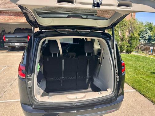 Brilliant Black Crystal Pearlcoat 2023 Chrysler Pacifica Touring L
