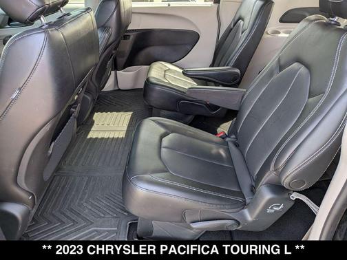 Brilliant Black Crystal Pearlcoat 2023 Chrysler Pacifica Touring L