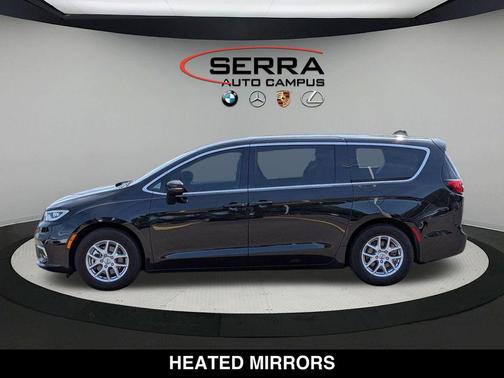 Brilliant Black Crystal Pearlcoat 2023 Chrysler Pacifica Touring L