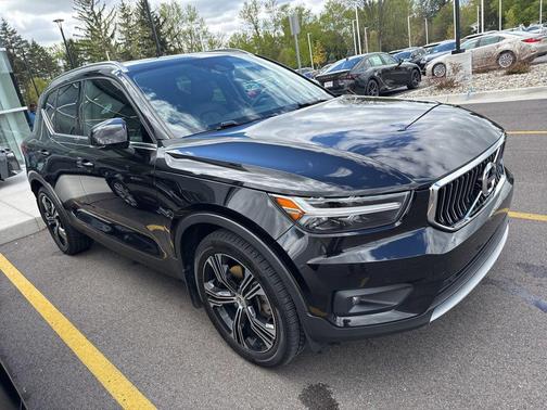 Onyx Black Metallic 2020 Volvo XC40 T4 Inscription