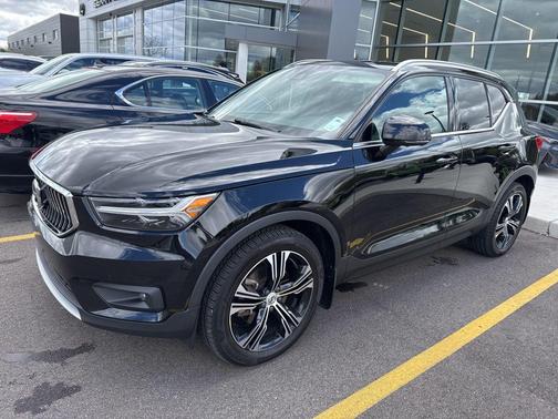 Onyx Black Metallic 2020 Volvo XC40 T4 Inscription