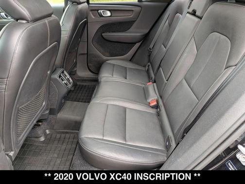Onyx Black Metallic 2020 Volvo XC40 T4 Inscription