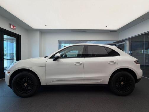 White 2018 Porsche Macan Macan