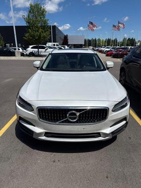 Crystal White Pearl Metallic 2018 Volvo V90 Cross Country T5