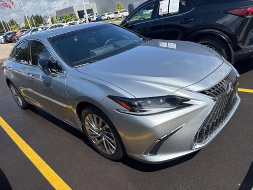 2022 Lexus ES 300h Luxury