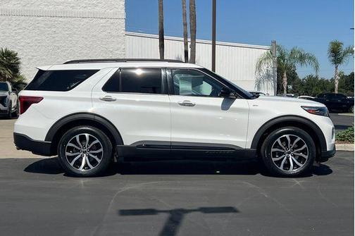 White Metallic 2022 Ford Explorer ST-Line